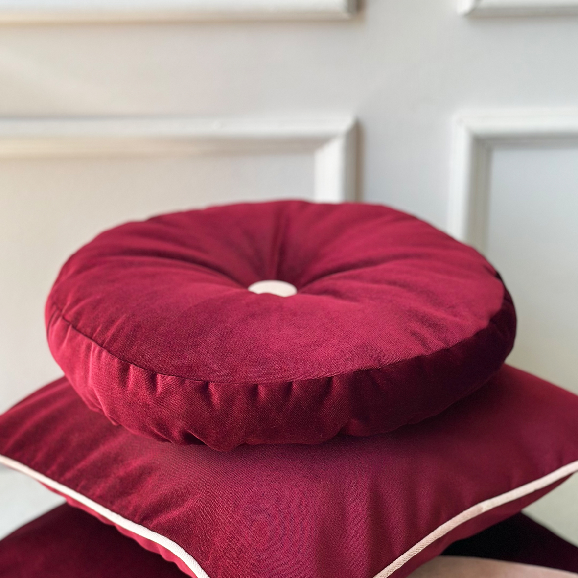 Round Bordo/Pembe Kadife Yastık'in resmi